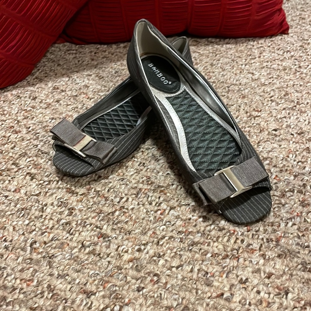 Like New womens flats size 8